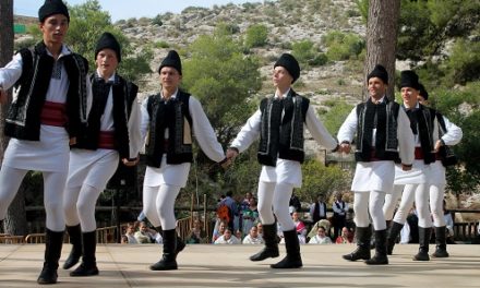 Finaliza un festival de folklore en Villena que la lluvia no ha podido enfriar