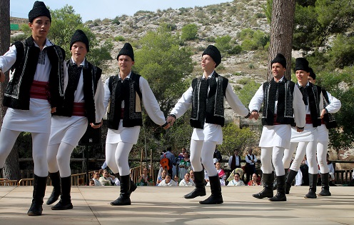 Finaliza un festival de folklore en Villena que la lluvia no ha podido enfriar