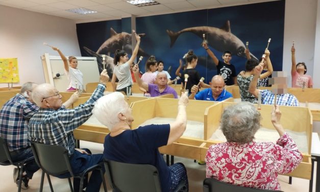 Malalts d’Alzheimer i escolars units per a l’accessibilitat i inclusió en el Museu Paleontològic
