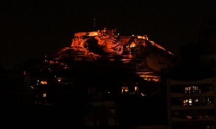 El Castillo de Santa Bárbara se convertirá en el referente de Alicante en momentos especiales y conmemorativos con un sistema de iluminación que le permitirá cambiar de color