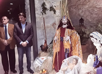 El alcalde Luis Barcala inaugura el Belén que la Junta Mayor de Semana Santa instala en el edificio El Portalet de Alicante