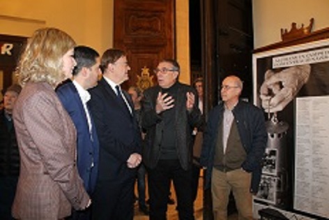 Ximo Puig visita en Alcoy la exposición sobre Francisco Aura