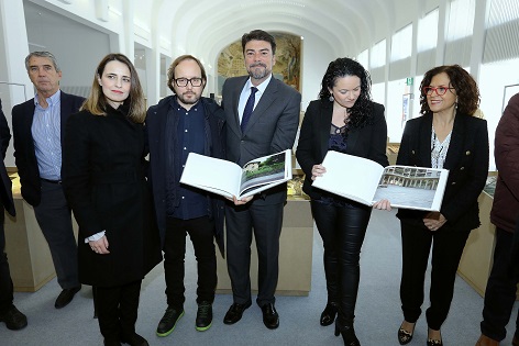 El Alcalde de Alicante recuerda a las víctimas de ETA en la exposición «A la hora, en el lugar (2008-2013)» en el Hall de Séneca