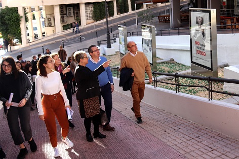 Benidorm porta al carrer la sensibilització sobre la violència de gènere amb una mostra de cartells d’alumnat de l’IES Pere Mª Orts i Bosch