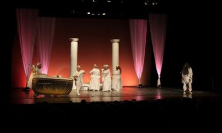 L’Aula de Teatre de la Universitat Permanent de la UA representa l’obra Los Figurantes al Teatre Principal d’Alcoi
