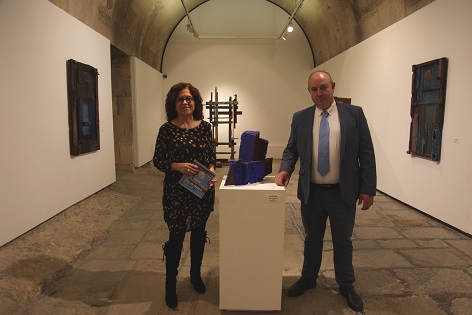 La edil de Cultura de Alicante visita la exposición «Mar de Madera» en el Castillo de Santa Bárbara junto al artista Frutos María