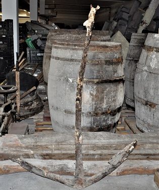 Maite Sivera dona un ancla de procedencia submarina al Museu de Xàbia