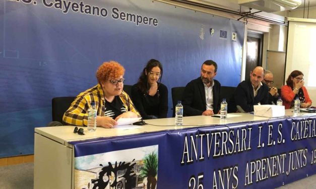 El instituto Cayetano Sempere reivindica el papel de las abuelas en su XXV aniversario