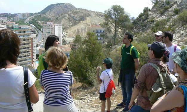 El Ayuntamiento de Alicante presenta el programa de Senderos de Primavera con nuevos recorridos para ver la puesta del sol y el anochecer en la bahía de Alicante