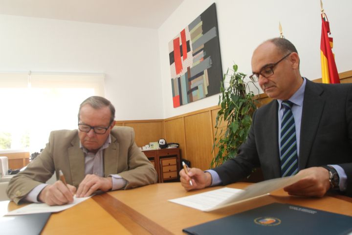La Universidad de Alicante y el Club Náutico de Torrevieja se alían para potenciar la actividad de extensión universitaria