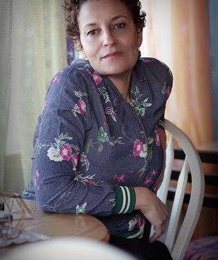 Ahlam Bsharat es una escritora que es hija del viento, de los árboles, el sonido de los pájaros y de los ríos