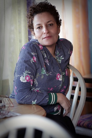 Ahlam Bsharat és una escriptora que és filla del vent, dels arbres, el so dels ocells i dels rius
