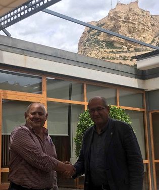 Alicante celebra por primera vez el 2 de agosto un desfile multitudinario de todos los Moros y Cristianos con más de un millar de festeros