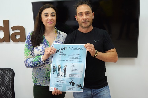 El Col·legi Públic Antonio Machado d’Elda acull una escola d’estiu per a xiquets interessats en la música moderna