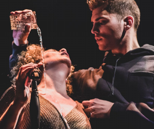 Los viajes del TIRANT le llevan este viernes al Teatre Arniches de Alicante: heridas de guerra, heridas del amor