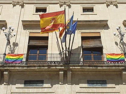Concentración para celebrar el Día Internacional del orgullo LGTB en Alcoy