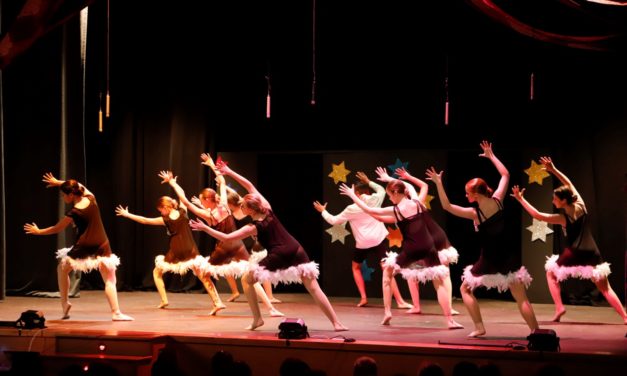 El musical “The greatest xou” va aconseguir penjar el cartell de complet a l’Alfàs del Pi