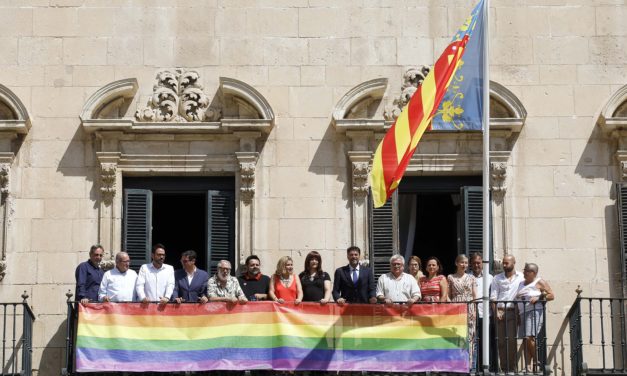 Alacant se suma a la celebració de la setmana de l’Orgull i desplega la bandera LGTBI al balcó de l’Ajuntament