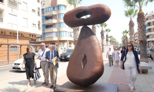 Una exposició gegantesca de cinc tones a Guardamar de l’artista asturià Juan Méjica