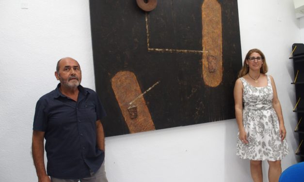 Paco Martínez Catalán dóna un quadre a la pinacoteca de la Casa de Cultura de Villena