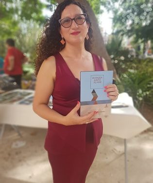Beatriz Giovanna con su poemario “Desnuda junto al mar” que esculpe el deseo, la memoria y los nuevos sueños