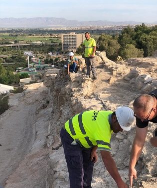 Descubren la muralla original del siglo XIII, la torre de la antigua iglesia renacentista y la entrada  a la antigua ciudad amurallada y castillo de Guardamar