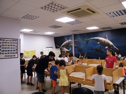 Unas 4.300 personas visitan el MUPE para disfrutar de la paleontología en verano