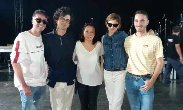 María Conejero entrega a Afternoon Hound Dog el primer premi del XX Certamen de Promoció de Grups de Música Jove