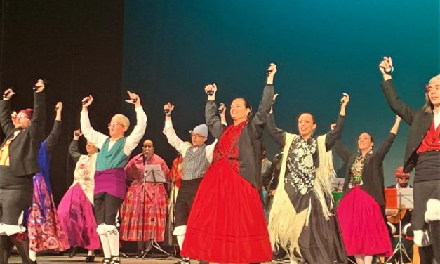 El alcalde de Elche se une a la celebración de la virgen del Pilar asistiendo al Festival de Jotas