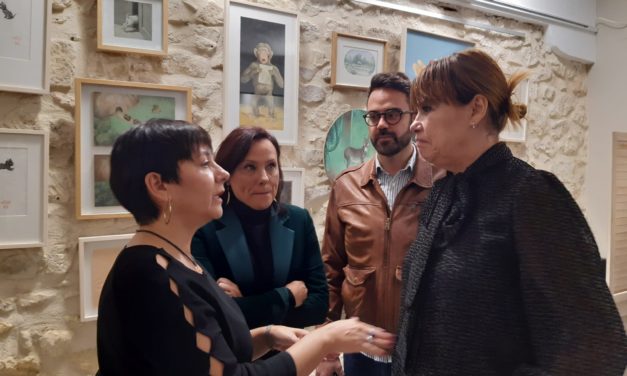 María Conejero assisteix a la projecció de «El Proxeneta», al costat de la directora Mabel Lozano