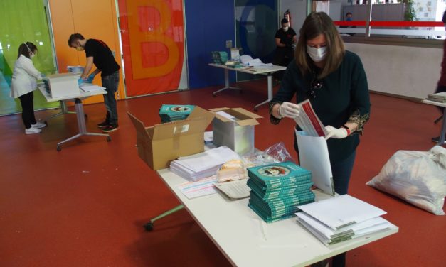 Villena agradece a los más pequeños su actitud ante el confinamiento con el obsequio de 3.600 libros de autores locales