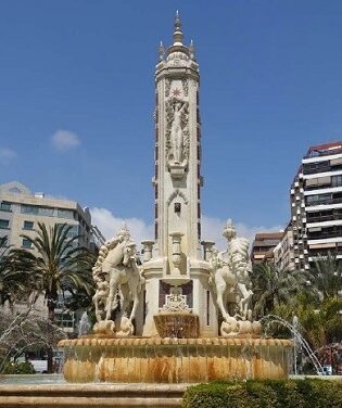 El Ayuntamiento de Alicante restaura la fuente de la Plaza de los Luceros con unas obras de más de trescientos mil euros