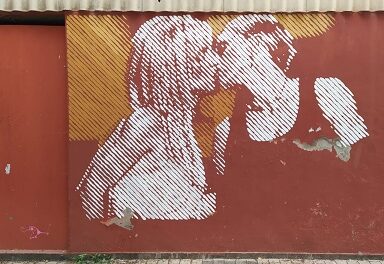L’artista ibense Fefeto repinta, al costat de Engafat, el mural atacat el Dia de l’Orgull