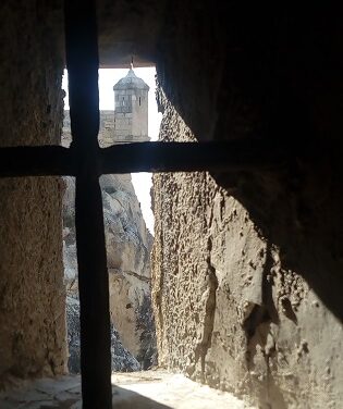 La restauración del Baluarte de la Mina en el Castillo de Santa Bárbara permite encontrar restos de proyectiles del siglo XVIII y un fragmento de una yesería islámica