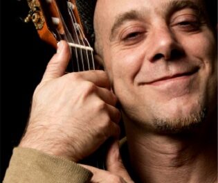 SOStenemos Cultura presenta al músico Claudio H. que juega con las palabras y los ritmos en el escenario