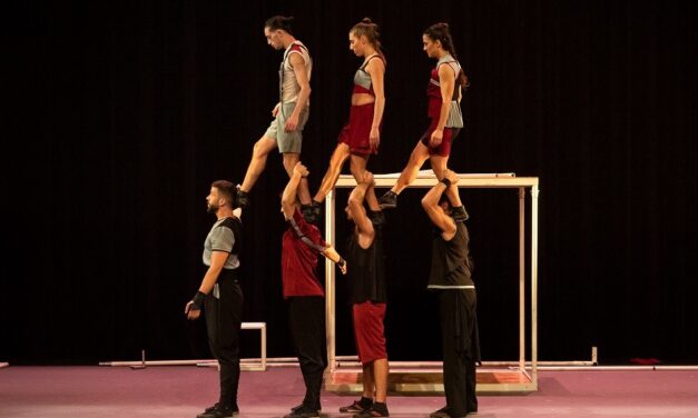 El Teatro Chapí de Villena vuelve a subir el telón con el espectáculo de circo “ÁUREO”