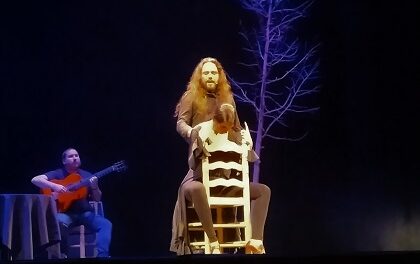 Una conferència comptada, ballada i cantada per la balladora Samara Fernández en el Teatre Chapí de Villena