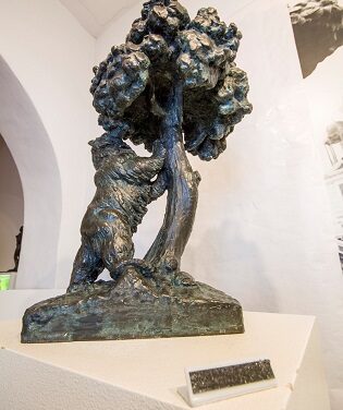 El Museo Navarro Santafé de Villena restaura varias piezas del escultor, así como elementos de madera de la fachada diseñados por el artista