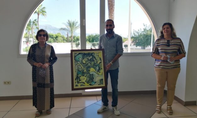 La família del pintor alteano Juan Navarro Ramón dóna un dels seus quadres a l’Ajuntament de l’Alfàs