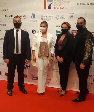 La vicealcaldesa de Alicante entrega los premios “Al mejor corto LGTBI” y “Gastrocinema” en la Gala de Clausura del XVII Festival de Cine