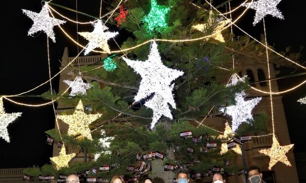 El MARQ arranca su programación navideña con el encendido del árbol y un homenaje al colectivo sanitario