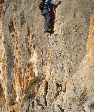 La Fundación Deportiva Municipal de Villena sustituye los elementos de la Vía Ferrata para mejorar su seguridad