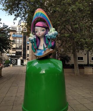 La plantà de 12 ninots en contenedores de vidrio comienza a impregnar de ambiente festero los días centrales de las Hogueras