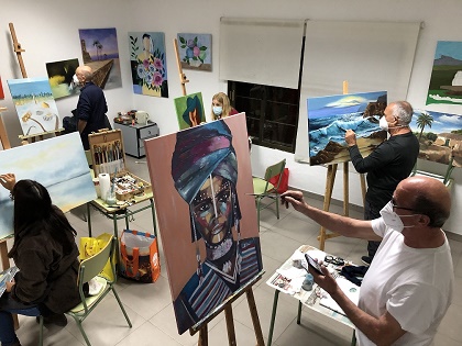 Este viernes el grupo de adultos de l’Escola d’Art de Finestrat inaugura su exposición de pinturas en el Museo