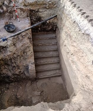 Las excavaciones sacan a la luz la entrada y las escaleras del refugio antiaéreo de la plaza de Baix de Petrer
