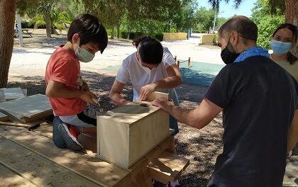 Més de 60 persones han participat en els tres tallers organitzats per a conéixer els ocells que habiten en l’àrea urbana d’Elda