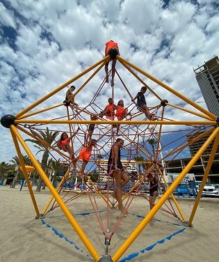 Gran èxit de participació en les activitats infantils organitzades per turisme en la cala de Finestrat