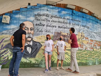 La Plaça Castelar d’Elda renova la seua imatge amb un mural de 12 metres en homenatge al polític que porta el seu nom