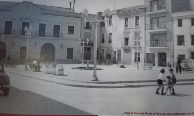 Las catas arqueológicas sacan a la luz la peana de la antigua fuente de agua que presidía la plaça de Baix de Petrer