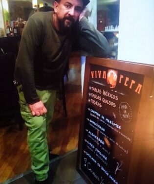 Luismi Aceitero, ganador del certamen Dimarts de Poesía y Narrativa del mes de octubre en Viva La Pepa